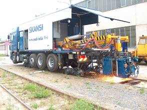 ROAD-RAIL WELDING MACHINE DAF WELDERLINER - road-rail vehicle with mobile flash butt welding device with integrated rail puller