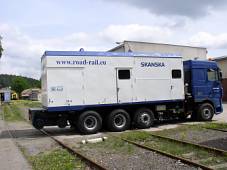 ROAD-RAIL WELDING MACHINE DAF WELDERLINER - road-rail vehicle with mobile flash butt welding device with integrated rail puller