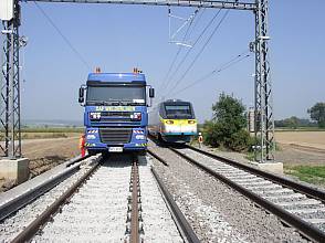 ROAD-RAIL WELDING MACHINE DAF WELDERLINER - road-rail vehicle with mobile flash butt welding device with integrated rail puller